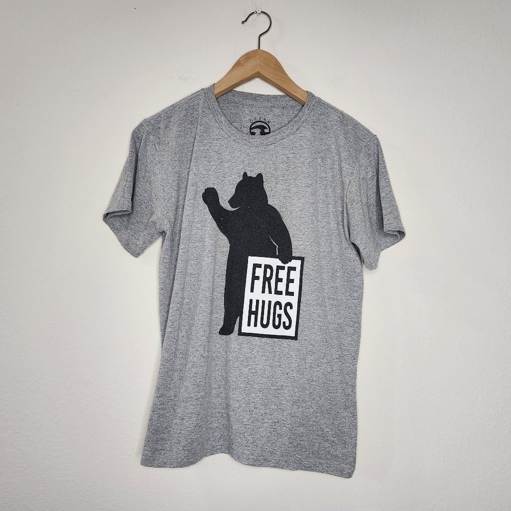 Ocean Current Men's Large Gray Short Sleeve Bear Free Hugs Shirt